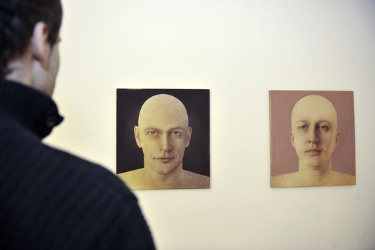 Die Glatzkopfporträts aus den frühen 90ern fordern die Sehgewohnheiten des Betrachters heraus. Diese entindividualisierten Köpfe, die ohne Kopfhaar und Frisur abgebildet sind, lenken den Blick auf das Wesentliche: Mimik und Gestik.