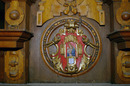 „Die „Ingolstädter Gnad“ im Chorgestühl des Ingolstädter Münsters. Das Bildnis zeigt Maria auf dem Thron. Sie gab der Kirche nicht nur ihren Namen „Zur Schönen Unserer Lieben Frau“, sondern findet sich bis heute im Siegel der LMU.